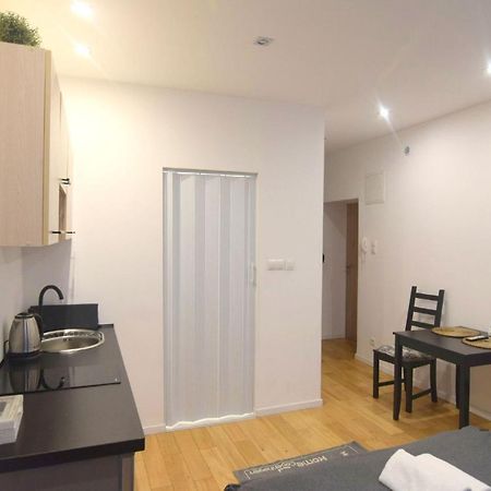 Topolowa Apartments - Self Check In - Next To Main Rail, 10 Min To Main Square Krakow Exterior photo